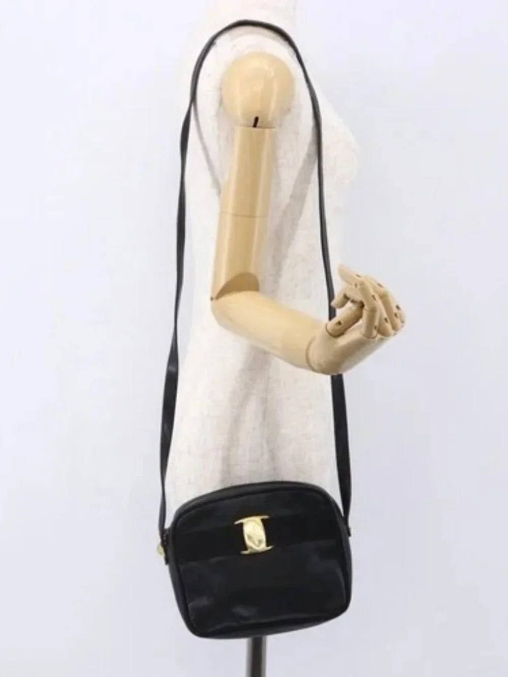Salvatore Ferragamo Vala Shoulder Bag Leather Black Gold Auth BA7980